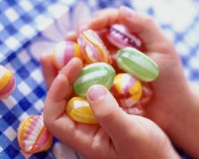 Распятому мальчику и не снилось: Порошенко кормит детей отравленными конфетками