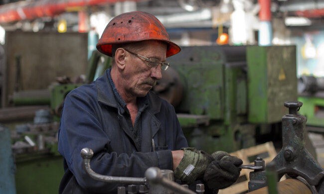 Працівник заводу