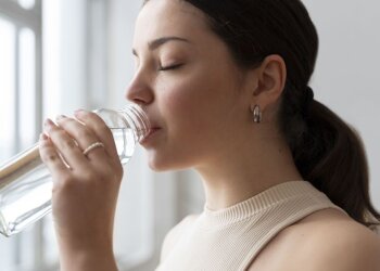 Дівчина п'є воду