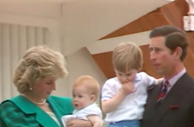 Принцесса Диана и принц Чарльз с детьми, кадр из видео
