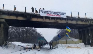 Економіст: блокада Донбасу і захоплення підприємств можуть обвалити гривню