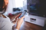 Билася в істериці: мережу розлютила дівчина, що випрошувала iPhone
