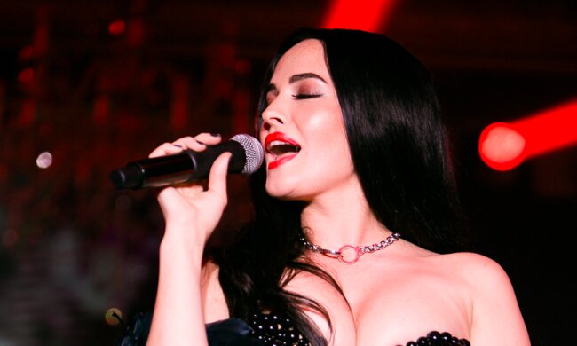 Астафьева в пикантном бикини сравнила себя с Дорофеевой: "Фантастическая женщина"