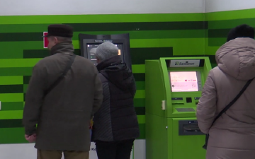 Украинцы в банке. Фото: скрин youtube