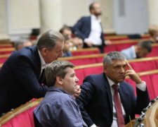 Депутати позбавили повноважень соратників Януковича