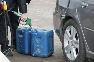 Бензин в Україні подешевшає, фото: УНІАН
