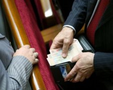 Нові зарплати під ялинку: на скільки розщедрилась влада 