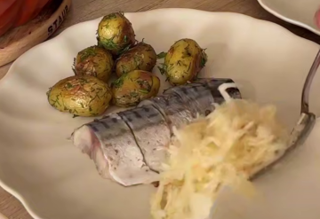 Запеченная молодая картошка с чесноком и укропом, кадр из видео