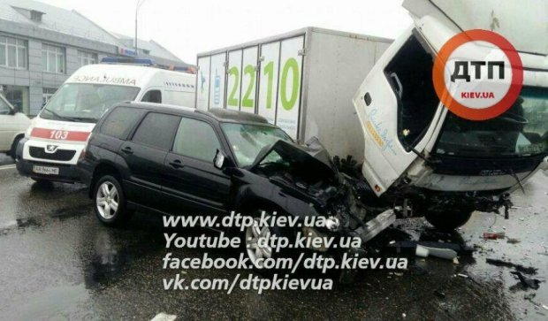 Пьяные пешеходы спровоцировали жесткую аварию в Киеве