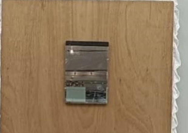 Уборщик случайно "уничтожил" произведение искусства, решив, что это просто грязное зеркало