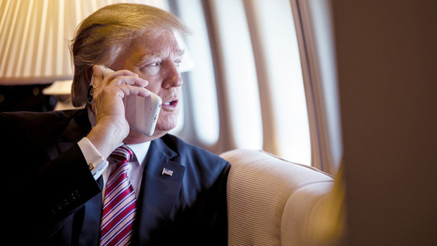 Какими телефонами пользуются президенты разных стран: iPhone для Трампа, HTC для Кима