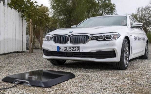 BMW одолжила у смартфонов идею беспроводной зарядки
