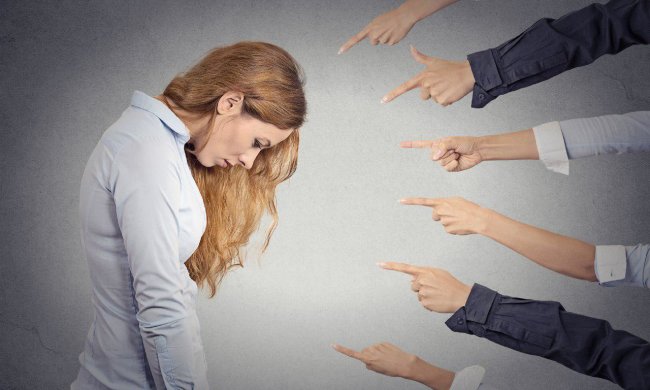 Експерт назвав звички людей з низькою самооцінкою: недовіра, маска і брехня