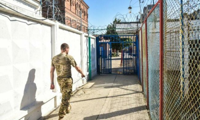 Бунт в СИЗО: заключенные захватили "власть" и диктуют свои права