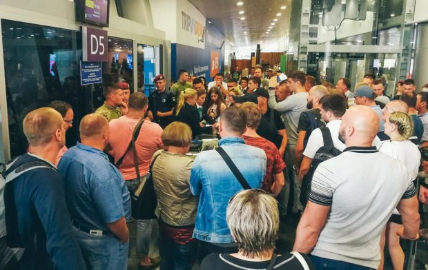 "Мы хотим домой": популярный курорт вновь взял в плен сотни украинских туристов