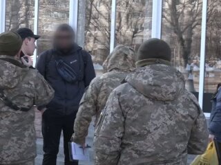 Вручення повісток. Фото: Youtube