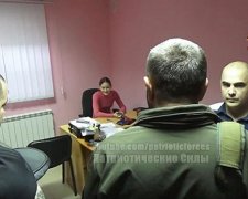 Бойовики «ДНР» напали на турагентство через рекламний щит (фото, відео)