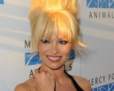 Навіть Памела зніяковіла: зірка Playboy розповіла про групові оргії з Хефнером