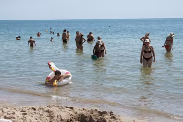 Люди купаются в море в Одессе