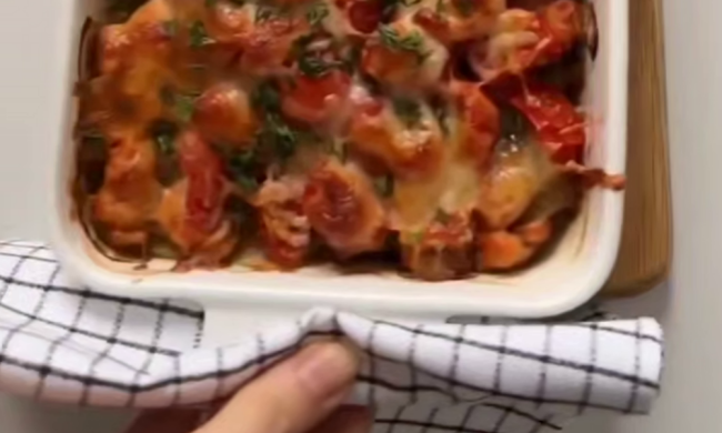 Запеканка с курицей и грибами, кадр из видео