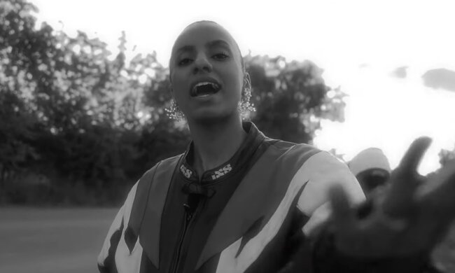 Еліна Мбані, кадр із кліпу на пісню "Дощ"