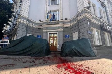 Мужчина облил кровью вход в горсовет Житомира: чиновники мгновенно перенаправили средства с позорных тендеров