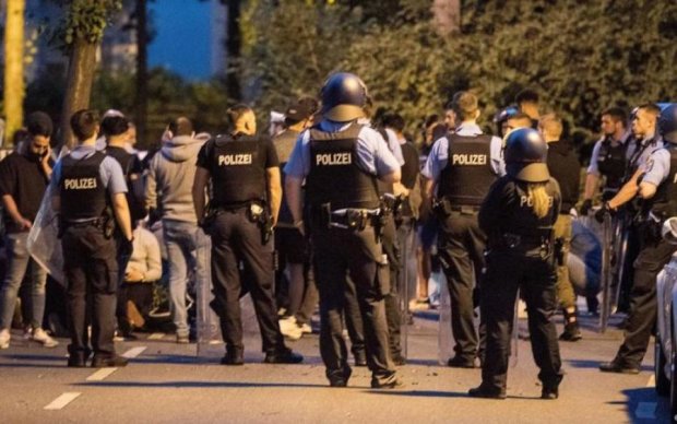 У Німеччині агресивний натовп зчепився з поліцейськими: перші подробиці