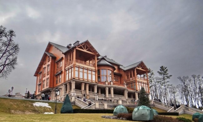 Суд заарештував легендарний будинок Януковича
