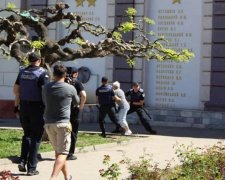 Безумная ватница с палкой устроила Армагеддон в Одессе