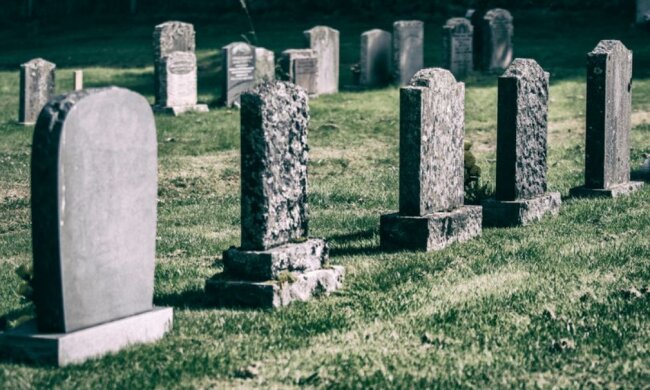 Кладбище: скрин с DailyStar