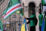 Прапор країни Дудаєва розгорнули в серці Києва: фото