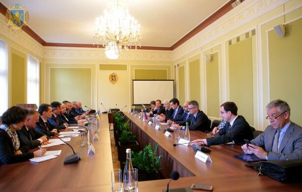 Львовских депутатов кормят "халявными" обедами, украинцы прозрели: смотрите меню