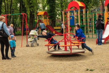 Во Львове неадекват обстрелял детскую площадку с балкона: будьте осторожны, это не впервые