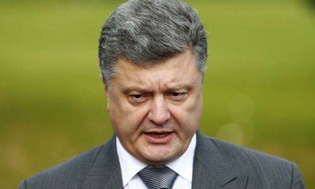 Порошенко скасував військовий збір при купівлі валюти