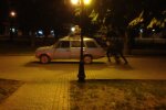 Знуджені на карантині харків'яни запалили вночі на старій автівці - "братюня" на даху, двоє штовхають