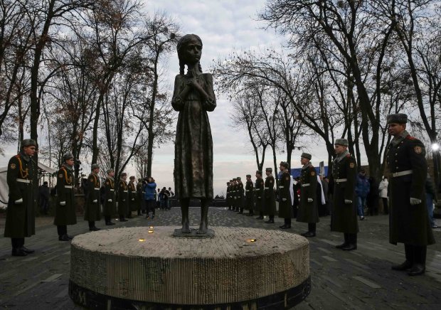 Микола Томенко: украинцы не должны чтить память жертв Голодомора "по спискам президента"