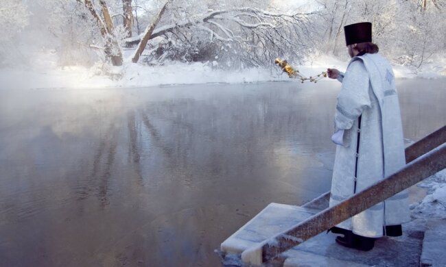Исцелит любые болезни: когда набирать и как хранить Крещенскую воду