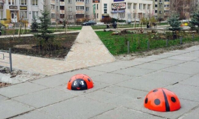 У Києві «завелися» два велетенських сонечка (фото)