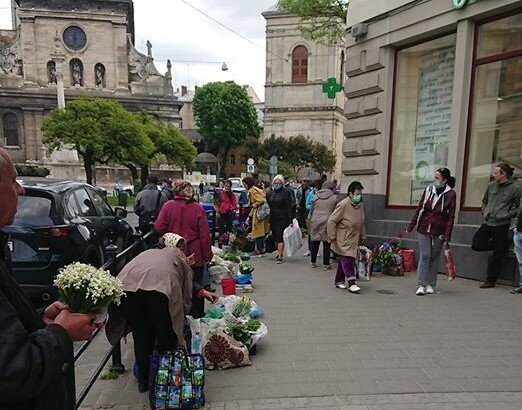 У Львові "воскресла" стихійна торгівля, карантин не перешкода - "кому сальця і зелені з землі?"