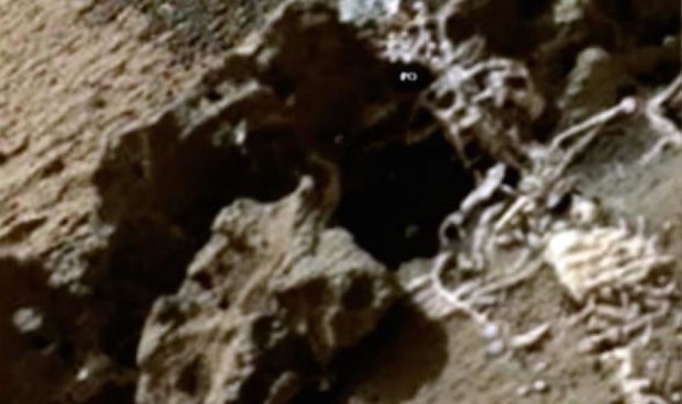 Уфологи обнаружили скелет инопланетного "короля" на Марсе