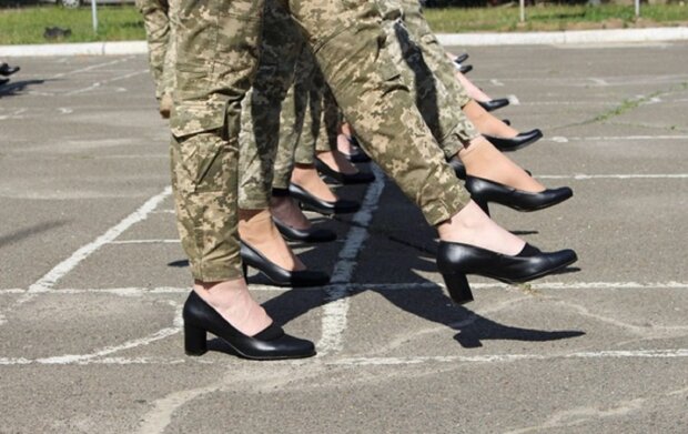 Украинским курсанткам "подпилят" каблуки, но берцы все равно не дадут