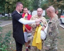 Украинские артисты посетили бойцов в Днепропетровском военном госпитале (фото)