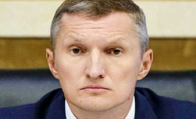 "Волонтерить" з коктейлем у руці: відомий податківець Євген Бамбізов лупить дівчат у барах і вільно катається світом