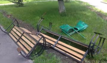 Нові лавки на Мінському вирвали з асфальтом