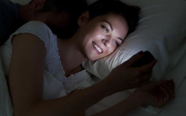 Спати з телефоном смертельно небезпечно, і ось чому
