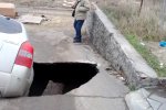 У центрі Дніпра іномарка провалилася в пекло: моторошні кадри