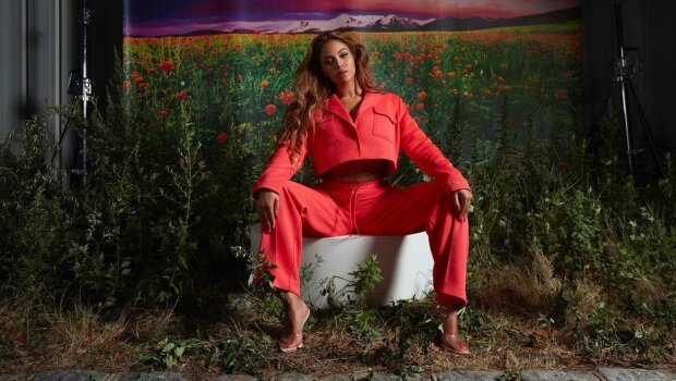 Бренд Beyonce "вляпался" в расистский скандал после фото с россиянками: "Я слишком белая для вашей одежды"