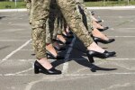 Украинским курсанткам "подпилят" каблуки, но берцы все равно не дадут