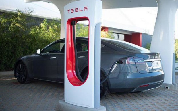 Tesla представила компактну заправку для електрокарів