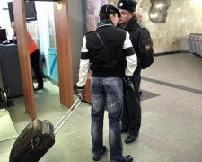 Добро пожаловать в Россию! Пьяный быдло-мент полчаса издевался над прохожим: видео